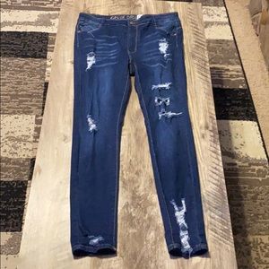 Distressed stretch contour jeans